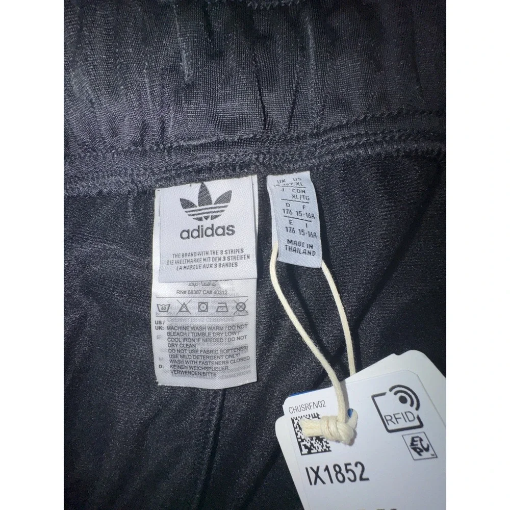 NWT Boys Adidas Originals Trefoil Lifestyle Shorts Black/Red IX1852 Size XL
